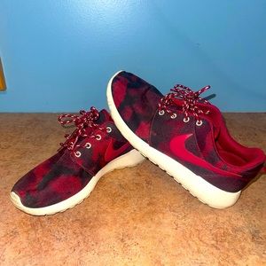 Nike Roshe Run Women’s Sneakers Fusion Red & Camouflage